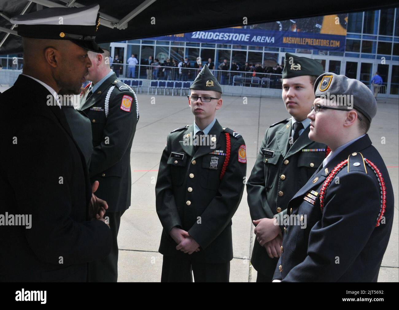 Joseph Murray IV, Chief Quartermaster der US-Marine, links, der Rekrutierer des Navy Reserve Officers' Training Corps für den Navy Recruiting District Nashville, spricht mit Schülern der Highschool. Stockfoto