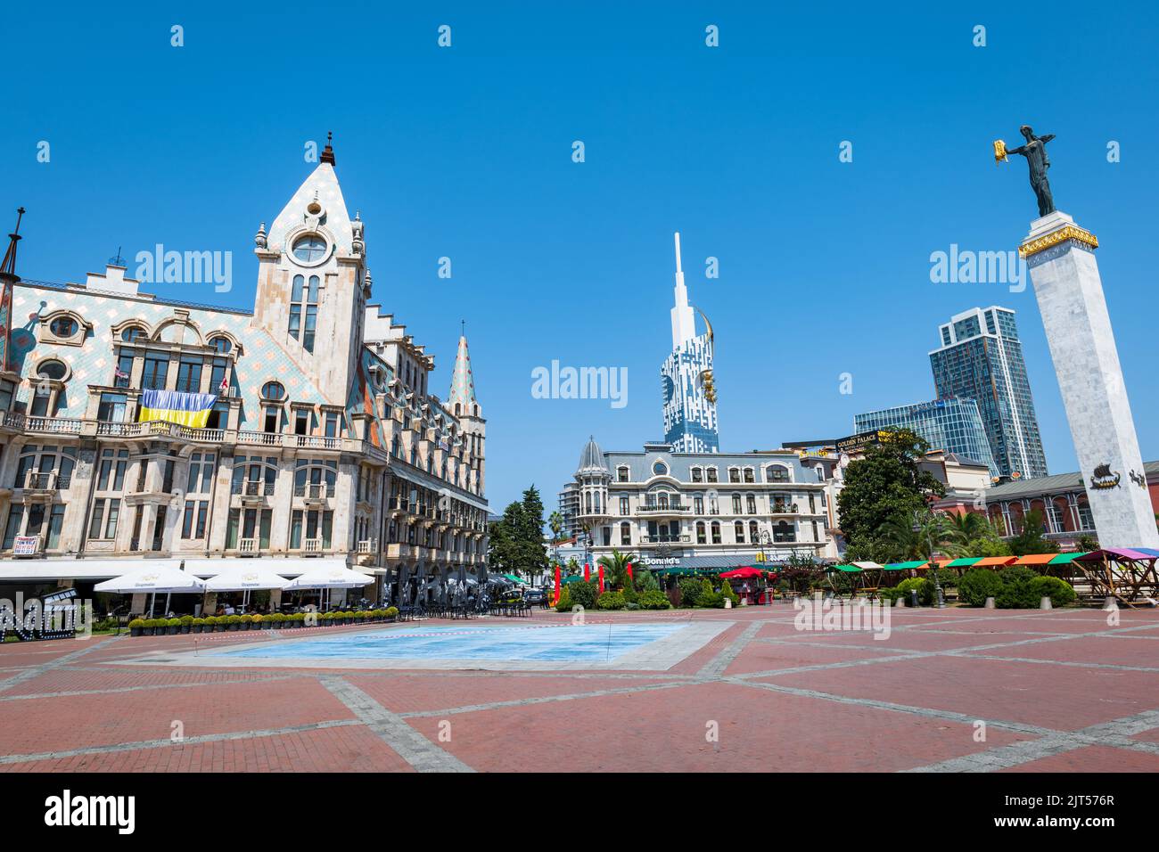 Batumi, Georgia - August 2022: Batumi Stadtbild mit schöner Architektur. Europa-Platz in der Kurstadt Batumi, Georgien Stockfoto