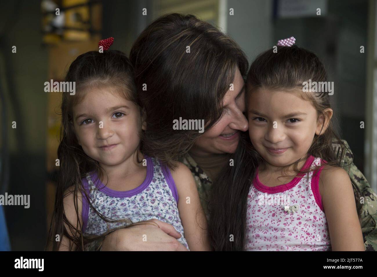 U.S. Navy Doctor spielt mit brasilianischen Mädchen. (38047540704). Stockfoto