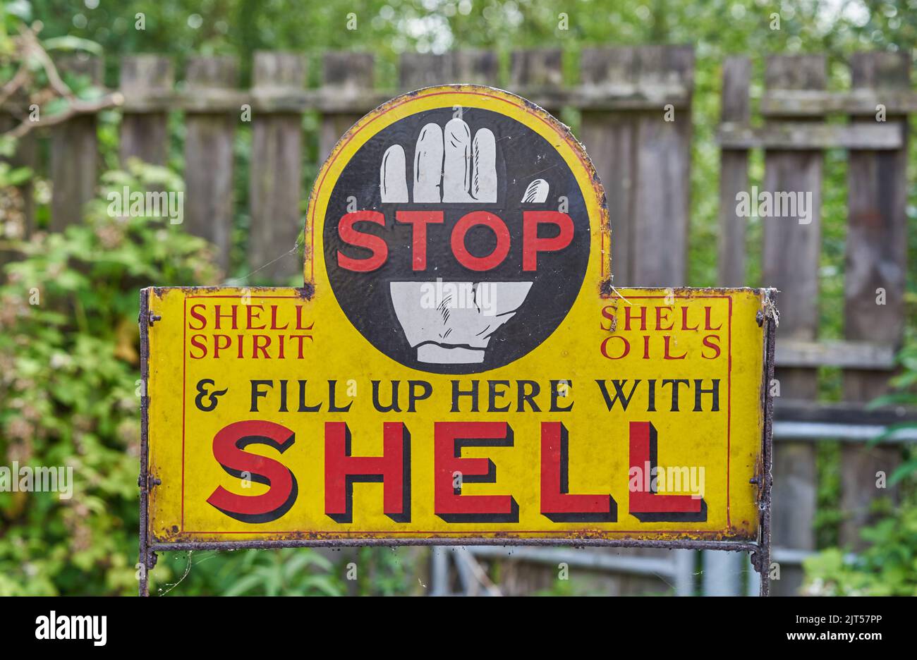 Vintage Shell Oil-Schild, aufgenommen in Irland. Stockfoto