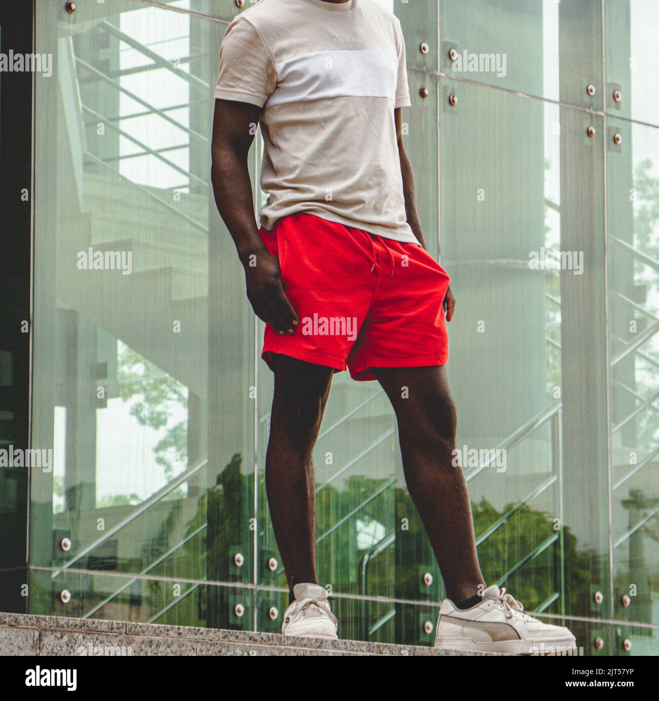 Ein afroamerikanischer Mann, der in einer Stadt ein legeres Outfit trägt Stockfoto