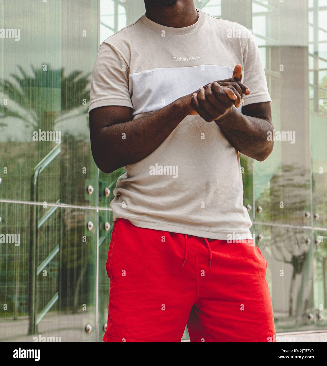 Ein afroamerikanischer Mann, der in einer Stadt ein legeres Outfit trägt Stockfoto