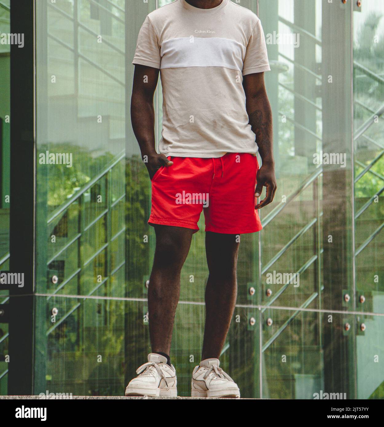 Ein afroamerikanischer Mann, der in einer Stadt ein legeres Outfit trägt Stockfoto