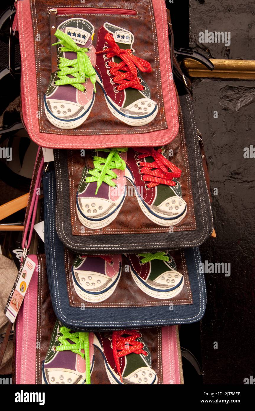 Souvenir- und Taschenstand, Portobello Road Market, London, Großbritannien. Portobello Road ist berühmt für seinen Antiquitätenmarkt, aber es hat auch frisches Obst und vegetab Stockfoto