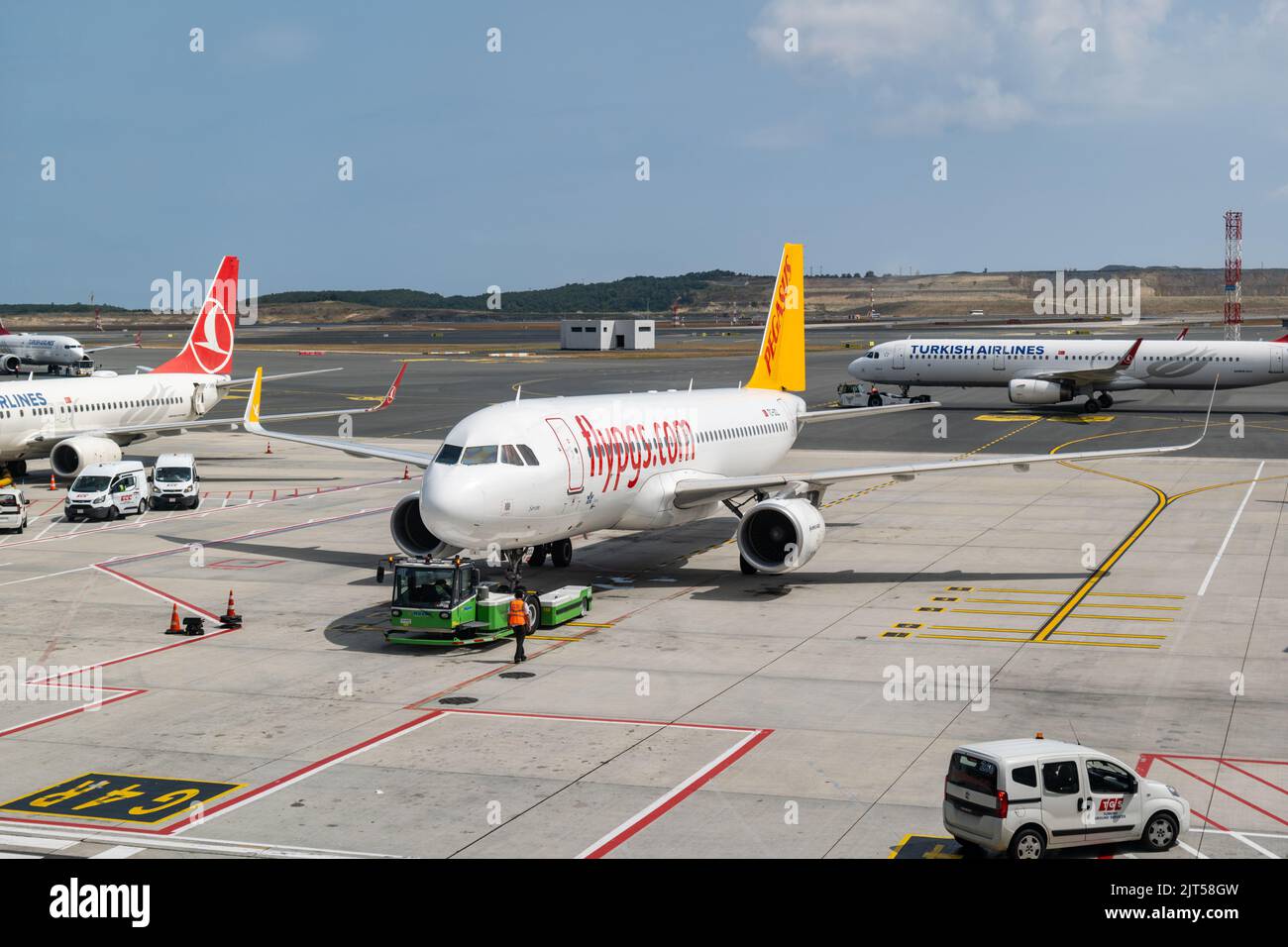 Istanbul, Türkei - August 2022: Airbus-Flugzeuge von Pegasus Airlines auf der Start- und Landebahn des Flughafens Istanbul. Pegasus Airlines ist eine türkische Low-Cost-Fluggesellschaft Stockfoto