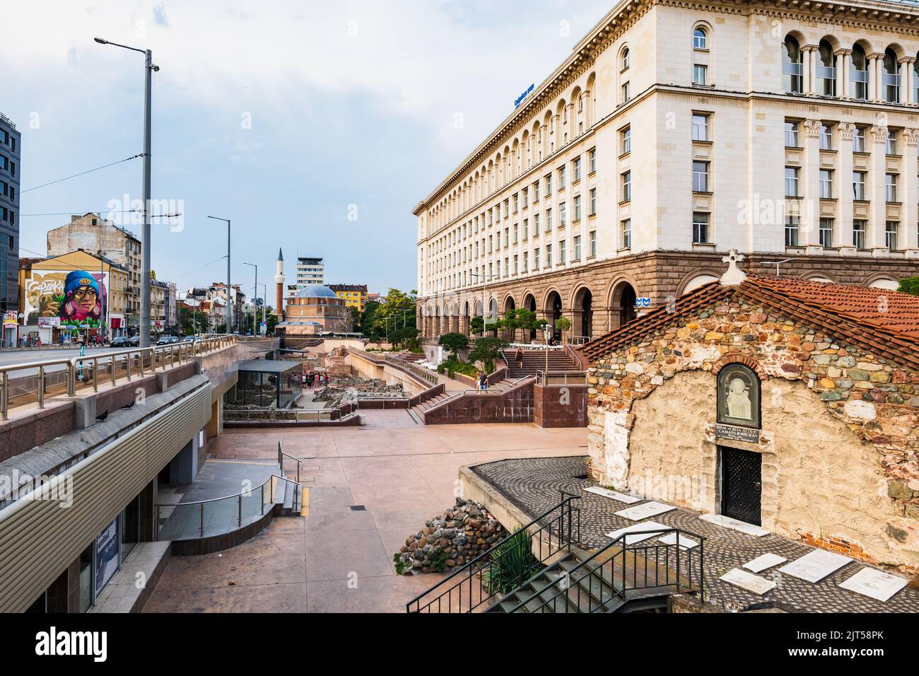 Sofia, Bulgarien - Juli 2022: Sofia Stadtzentrum mit römischer Ruine an der Serdika U-Bahn-Station, Bulgarien Stockfoto