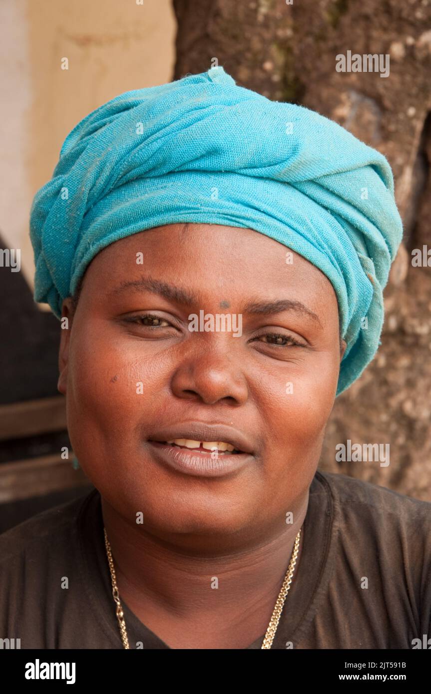 Liberianische Frau mit Schal, Gbanga Market, Gbanga, Lofa County, Liberia, Afrika Stockfoto