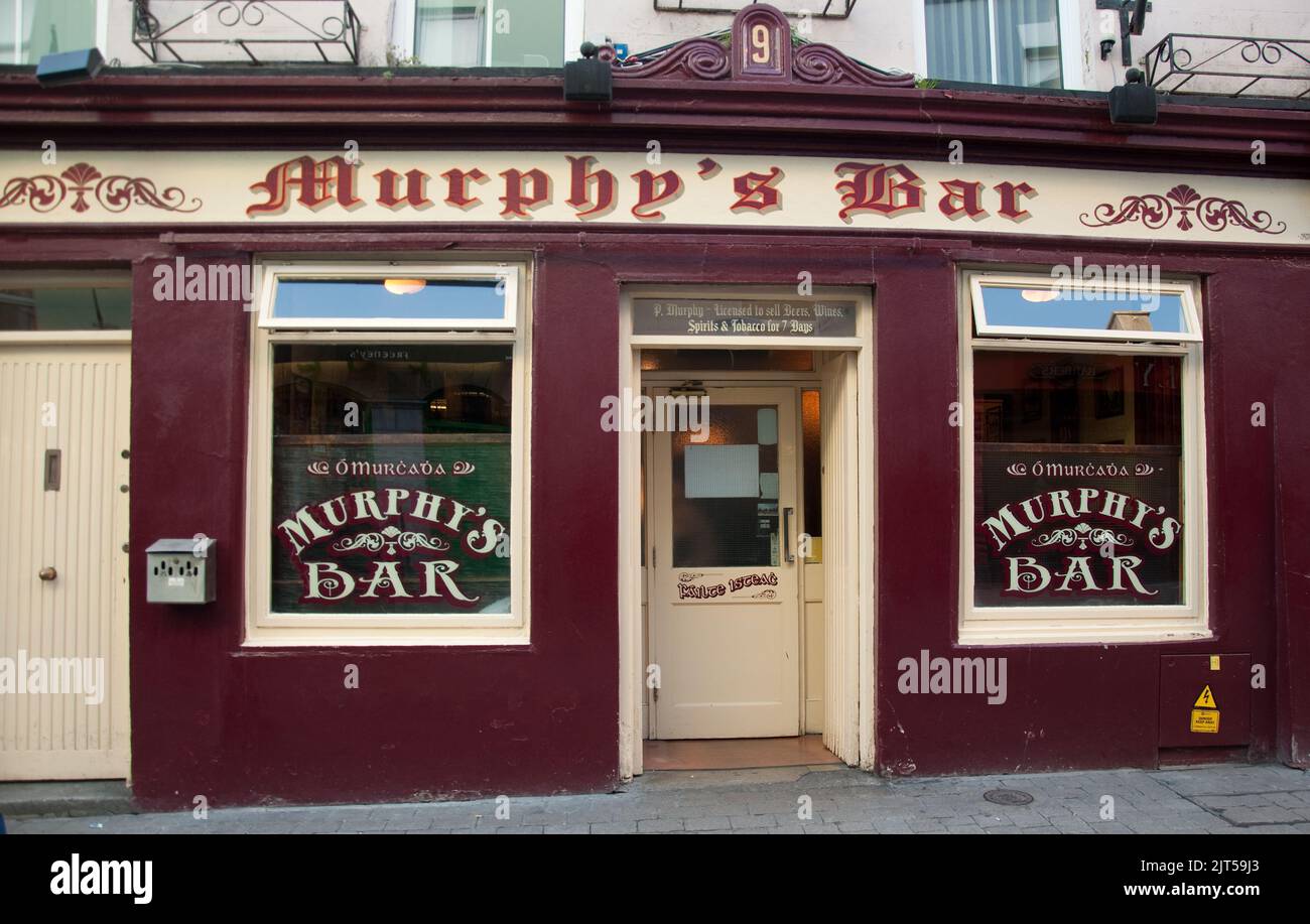 Murphy's Bar, Galway, Co Galway, Irland. Die Pub-Kultur ist in Irland sehr stark und Pubs spielen für viele Iren eine wichtige Rolle im gesellschaftlichen Leben. Stockfoto