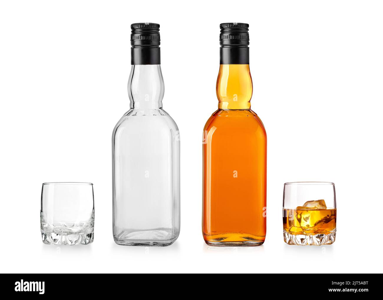 Whiskey Glasflasche mit schwarzem Deckel isoliert auf weißem Hintergrund Stockfoto
