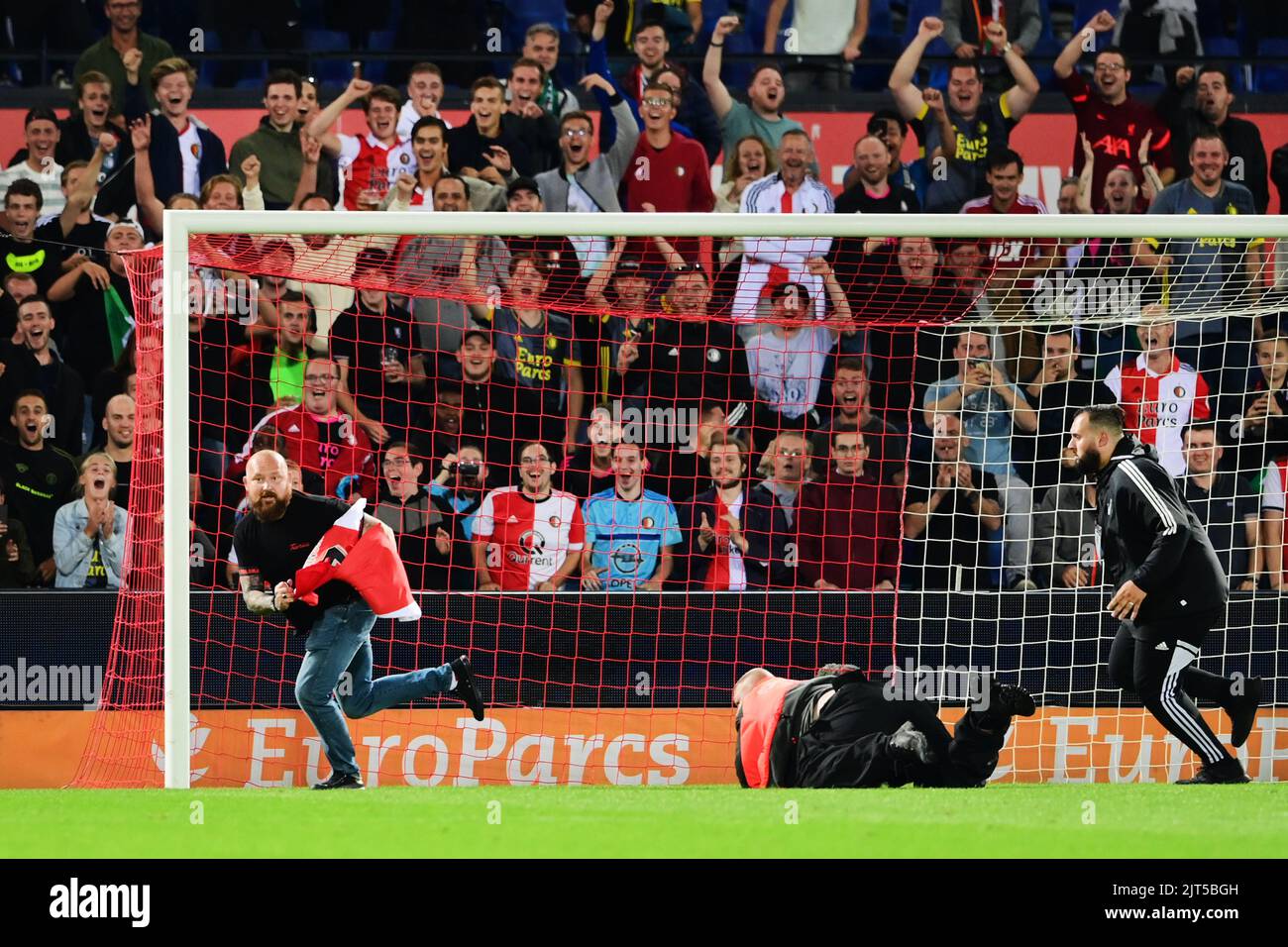 ROTTERDAM (Neth.) - Ein polnischer Fan nahm danach das Feld auf, um das Trikot von Sebastian Szymanski von Feyenoord während des niederländischen Premier League Spiels zwischen Feyenoord und FC Emmen am 27. August 2022 im Feyenoord Stadium de Kuip in Rotterdam, Niederlande, zu erhalten. ANP OLAF KRAAK Stockfoto