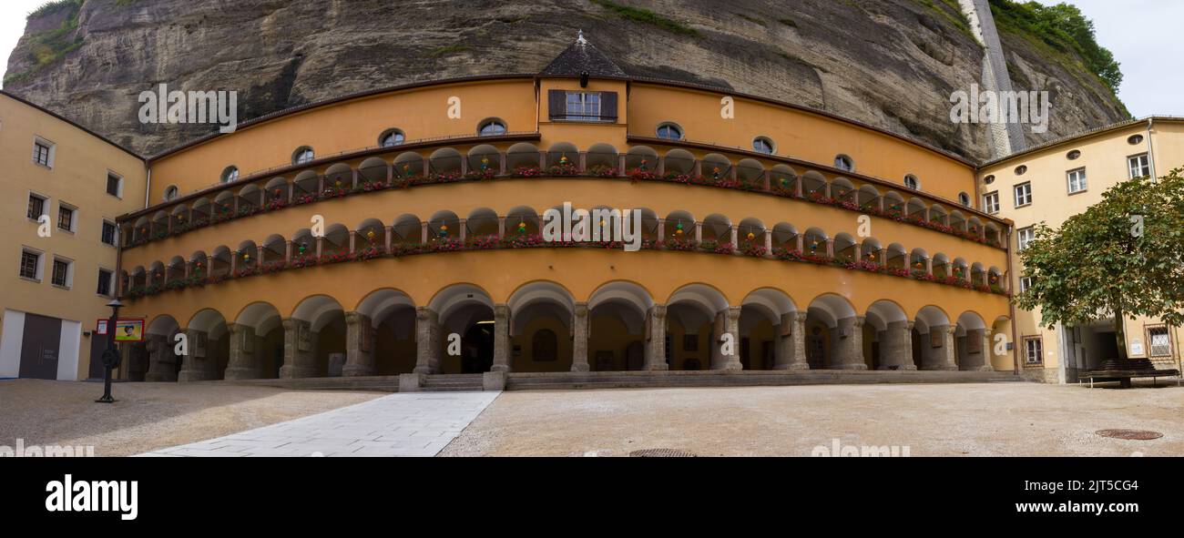 Weitwinkelansicht der Fassade des Admonter Hofs, einem Wahrzeichen der historischen Altstadt von Salzburg. Stockfoto