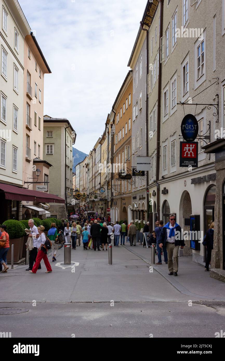 Die Getreidegasse mit vielen Touristen in der Altstadt von Salzburg Stockfoto