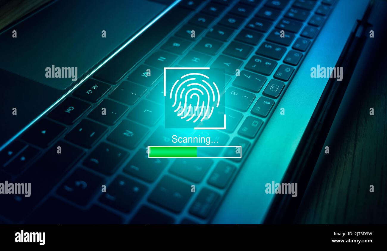 Biometrisches Authentifizierungskonzept. Fingerabdruck-Scanning mit Laptop-Tastatur als Hintergrund. Greifen Sie auf das Passwort über Fingerabdrücke zu. Stockfoto