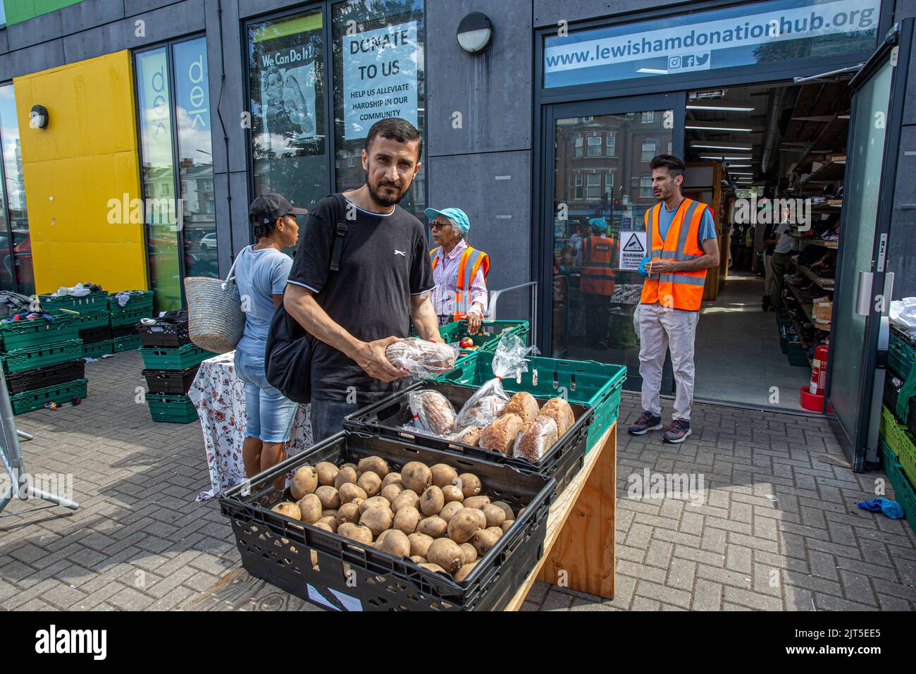 Männer sammeln Lebensmittel von der örtlichen Lebensmittelbank im Südwesten Londons, England Stockfoto