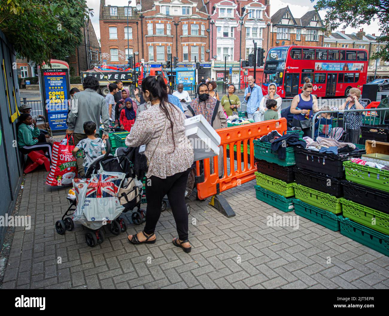 London, ,24. August 2022, Schlange an der Lebensmittelbank in London, England. Stockfoto