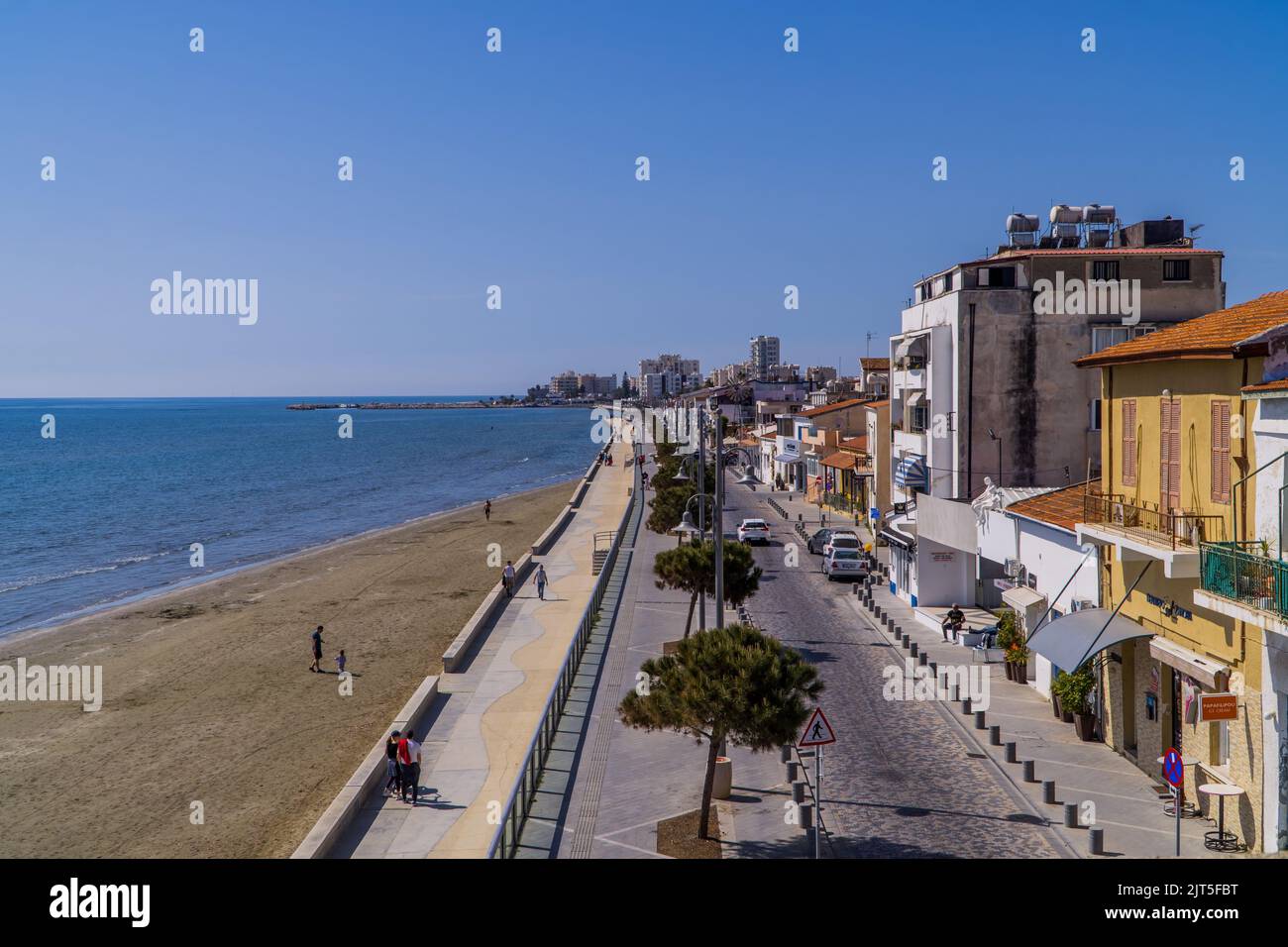 Larnaca, Zypern - 22. April 2022 - Ein Luftbild des Finikoudes Strandes von Larnaca Burg an sonnigen Tag Stockfoto