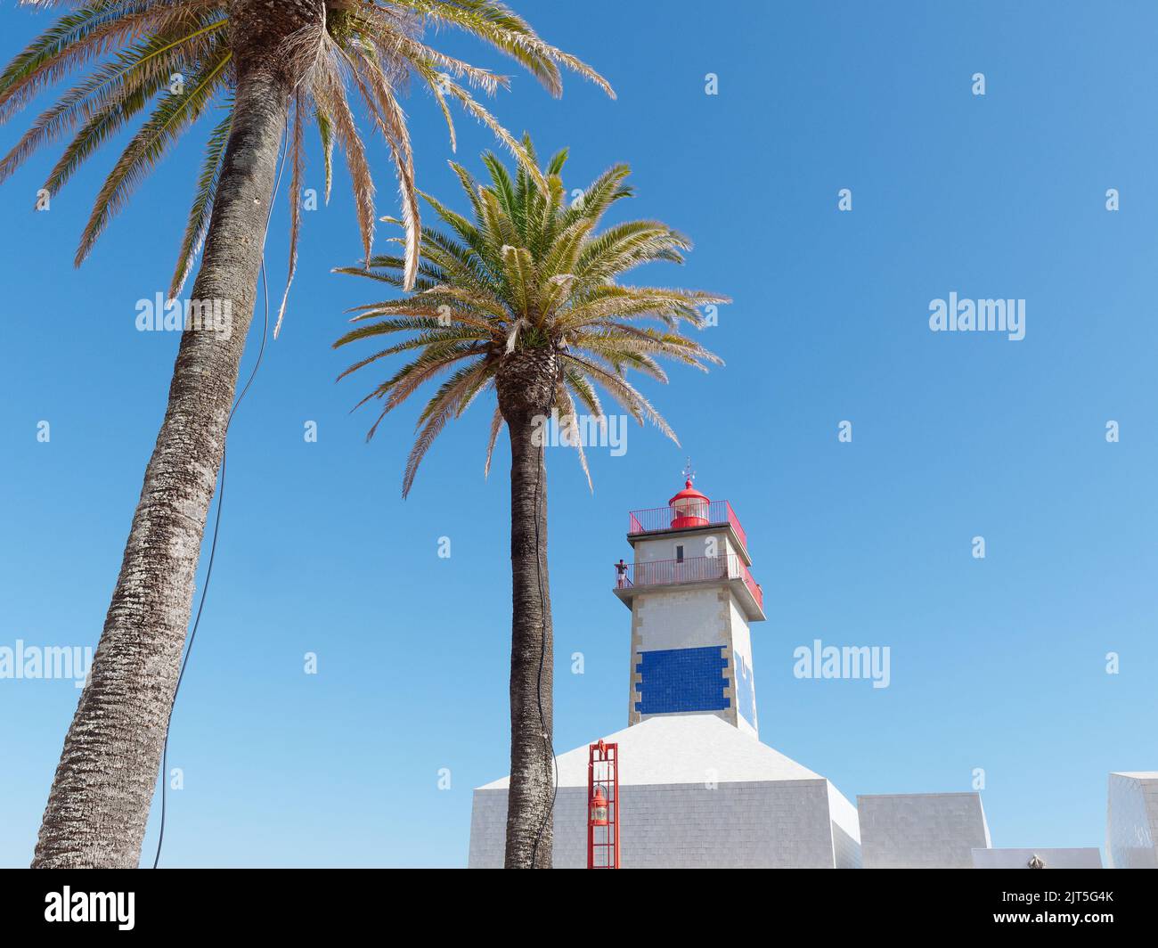 Santa Marta Leuchtturm und Palmen, Cascais, Stadtteil Lissabon, Portugal. Abstrakter Stil. Stockfoto
