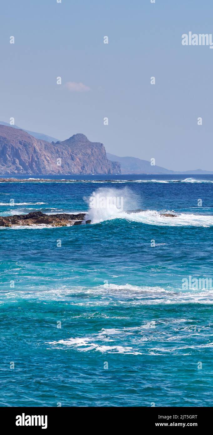 Erstaunliche Wellen auf griechischen Inseln - Balos Bucht mit feinsten Stränden und türkisfarbenem Meer Stockfoto
