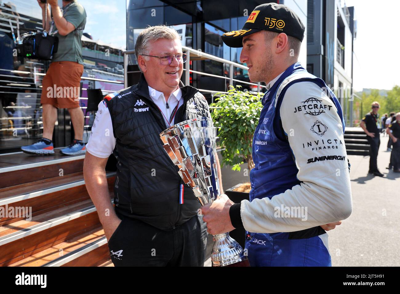 Spa, Belgien. 28. August 2022. Spa Francorchamps, Belgien. 28. August 2022. (L bis R): Otmar Szafnauer (USA) Alpine F1 Team, Teamchef mit Jack Doohan (AUS) Virtuosi Racing - Rennsieger F2. Großer Preis von Belgien, Sonntag, 28.. August 2022. Spa-Francorchamps, Belgien. Kredit: James Moy/Alamy Live Nachrichten Gutschrift: James Moy/Alamy Live Nachrichten Stockfoto