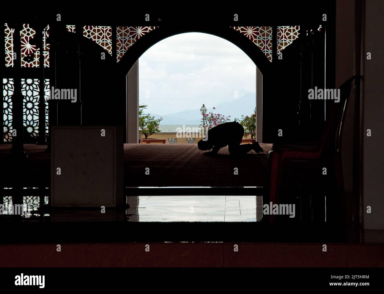 Mann, der an der schwimmenden Moschee, George Town, Penang, Malaysia, Asien betet Stockfoto