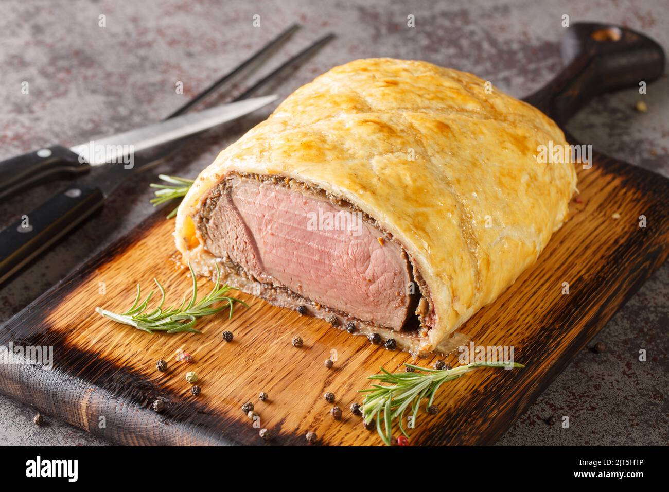 Englisches Gericht aus Rinderfilet in Blätterteig gefüllt mit Pilzen ...