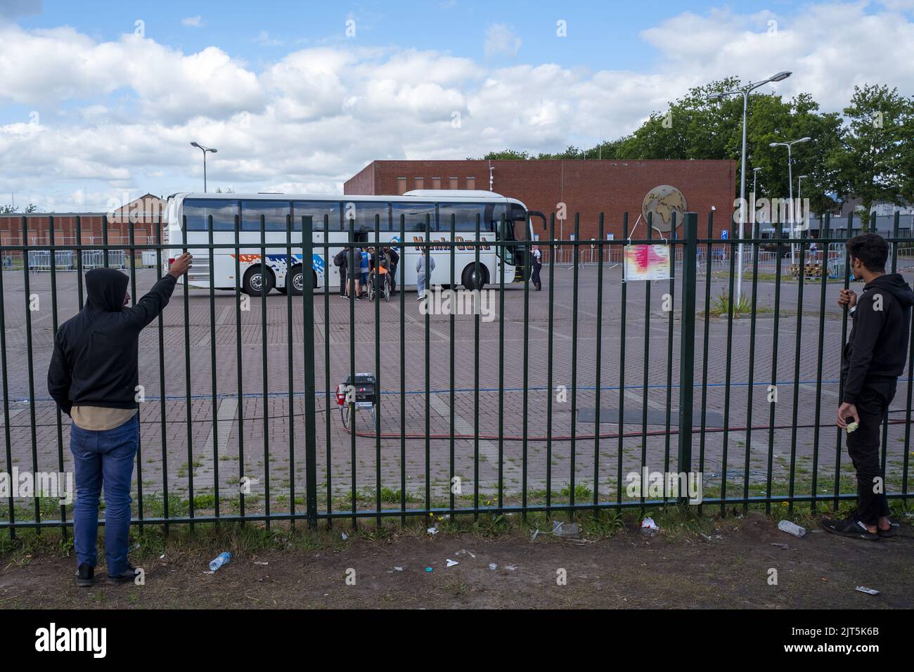 2022-08-28 11:34:28 TER APEL - Asylsuchende steigen im Antragszentrum in Ter Apel an Bord eines Busses für den Transport zu Notunterkünften anderswo im Land. Hunderte von Menschen schlafen Nacht für Nacht außerhalb des Anwendungscenters. Hilfsorganisationen, die normalerweise in Konfliktgebieten und Entwicklungsländern arbeiten, kommen zur Hilfe. ANP VINCENT JANNINK niederlande Out - belgien Out Stockfoto