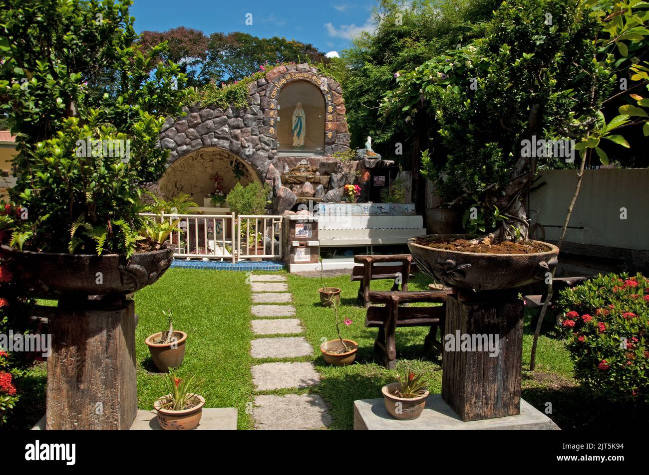 Grotte der Muttergottes von Lourdes, der katholischen Kirche Jesu, Balik Pulau, Penang, Malaysia, Asien Stockfoto