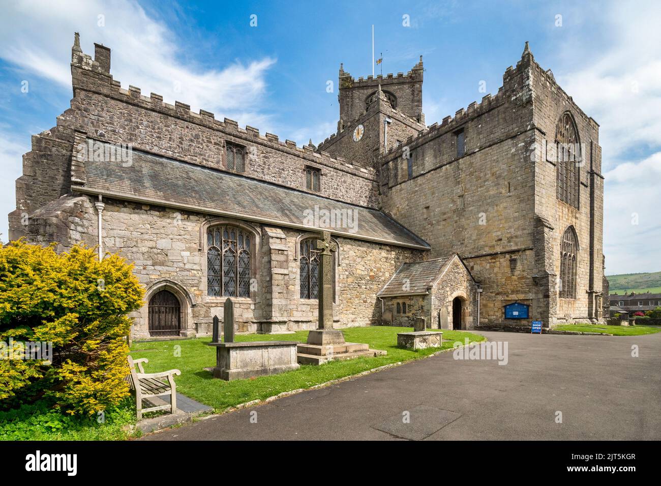 17. Mai 2022: Cartmel, Cumbria, UK - die Pfarrkirche Cartmel wurde 1190 gegründet und ist heute die Pfarrkirche. Stockfoto