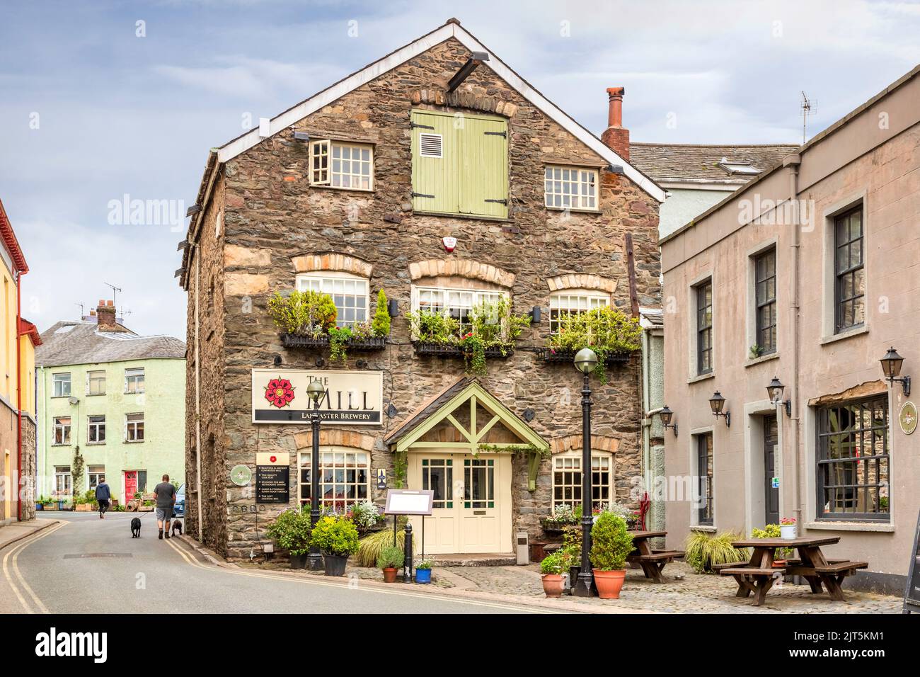 20. Mai 2022: Ulverston, Cumbria, UK - The Mill, ein schönes altes Pub in der Mill Street. Stockfoto