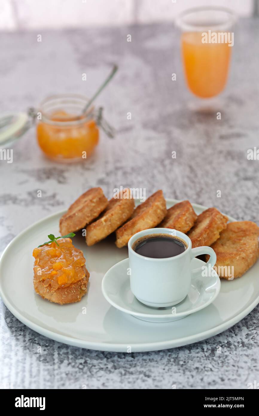 Kaffee mit Croutons und Marmelade auf grauem Hintergrund Stockfoto