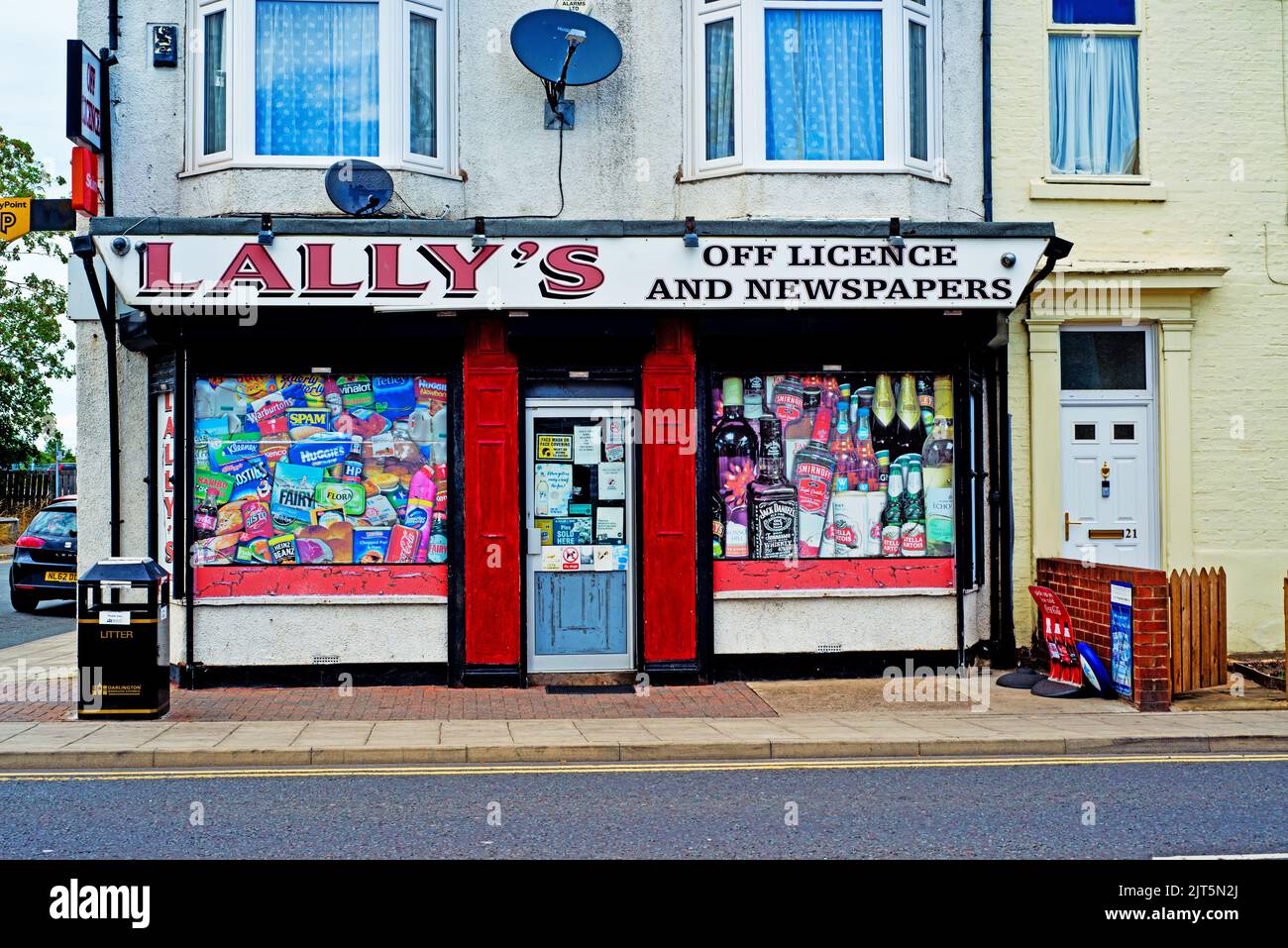 Lallys Off License and Newspapers, St. Johns Terrace, Darlington, England Stockfoto