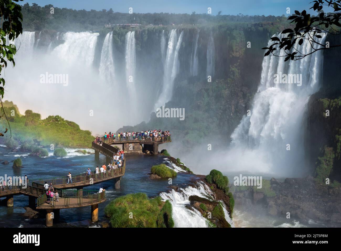 Touristen, die die brasilianische Seite der Iguazu-Wasserfälle an der Grenze zwischen Brasilien und Argentinien erkunden. Stockfoto