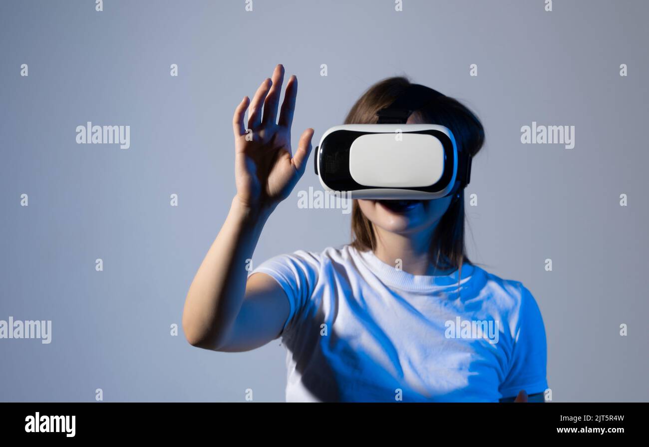 Kreativingenieurin, die mit Virtual Reality arbeitet, eine junge Frau, die VR-Brillen oder -Brillen testet, die im Studioraum sitzt und mit der Technik arbeitet Stockfoto