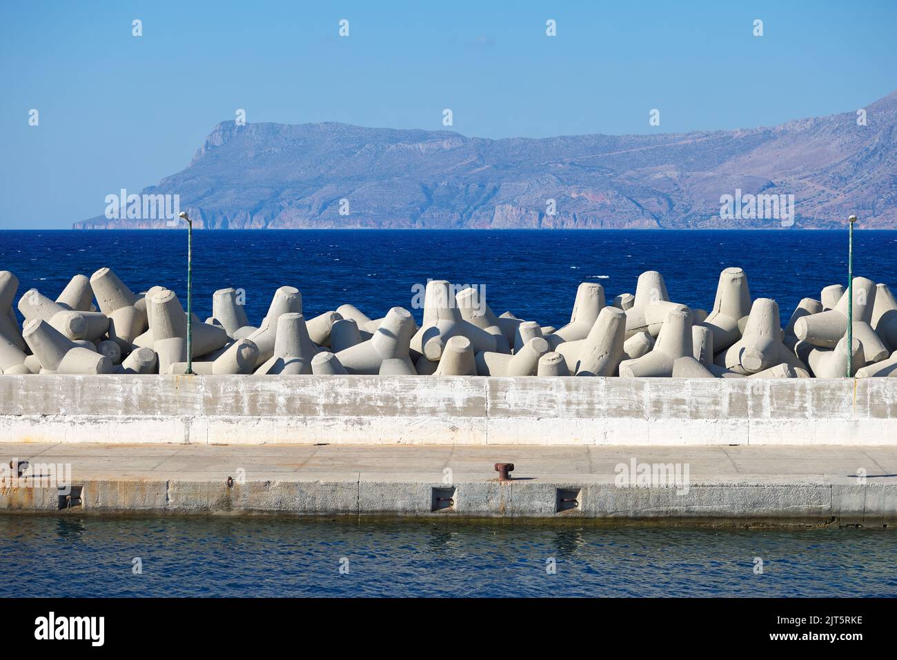 Tetrapoden-Wellenbrecher im Hafen und im blauen Meer - Kreta Insel Griechenland Stockfoto
