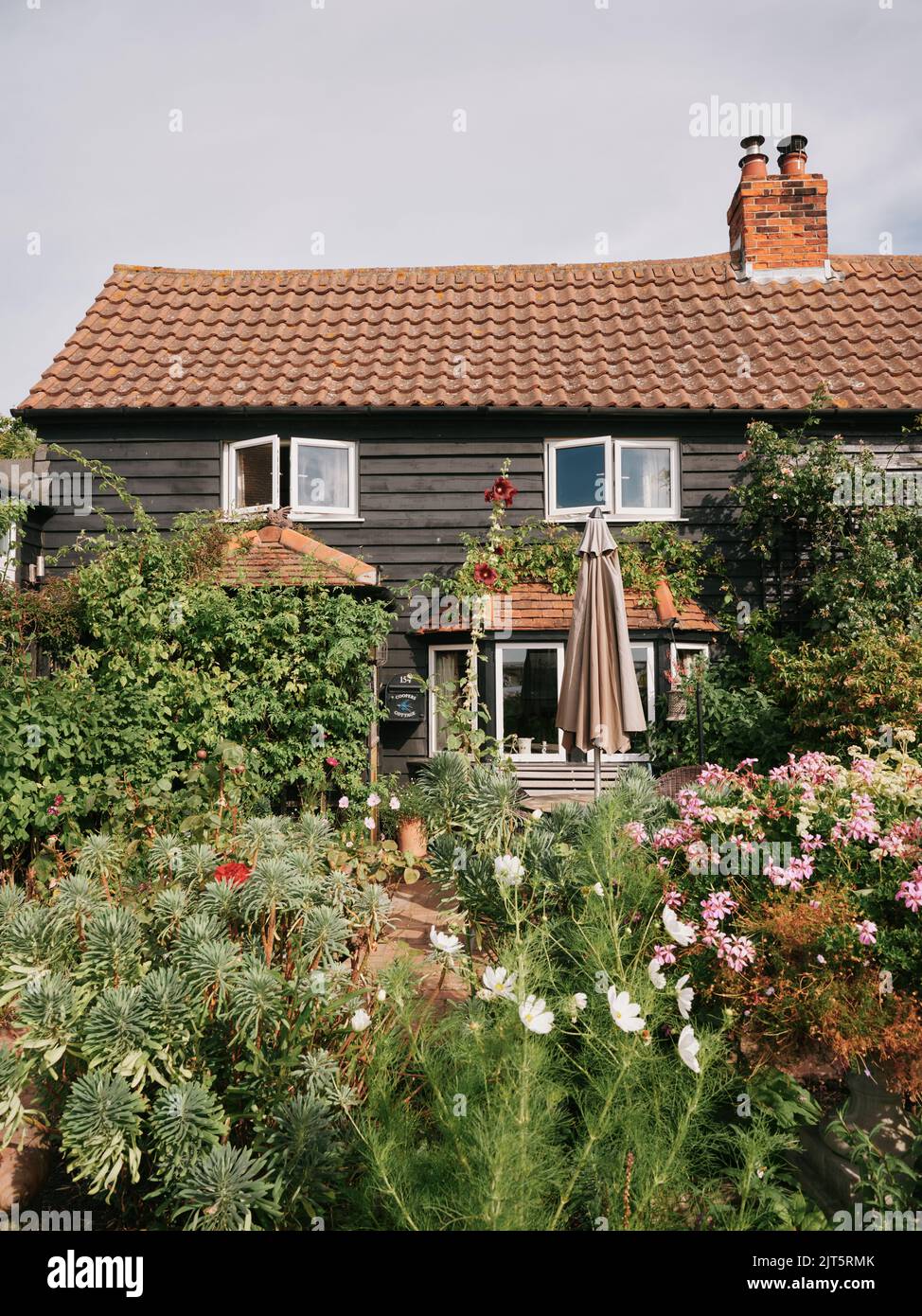 Die Strandhütte Architektur und Gärten von West Mersea, Mersea Island, Essex, England - Cottage Strandhütte Garten Stockfoto