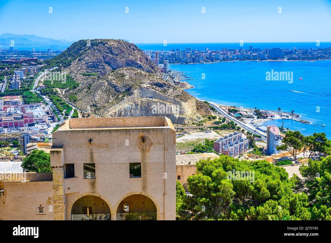 Der Turm von Santa Caterina, der Teil der mittelalterlichen Militärfestung ist. Der Steinbruchhügel und das Stadtbild sind im Hintergrund zu sehen Stockfoto