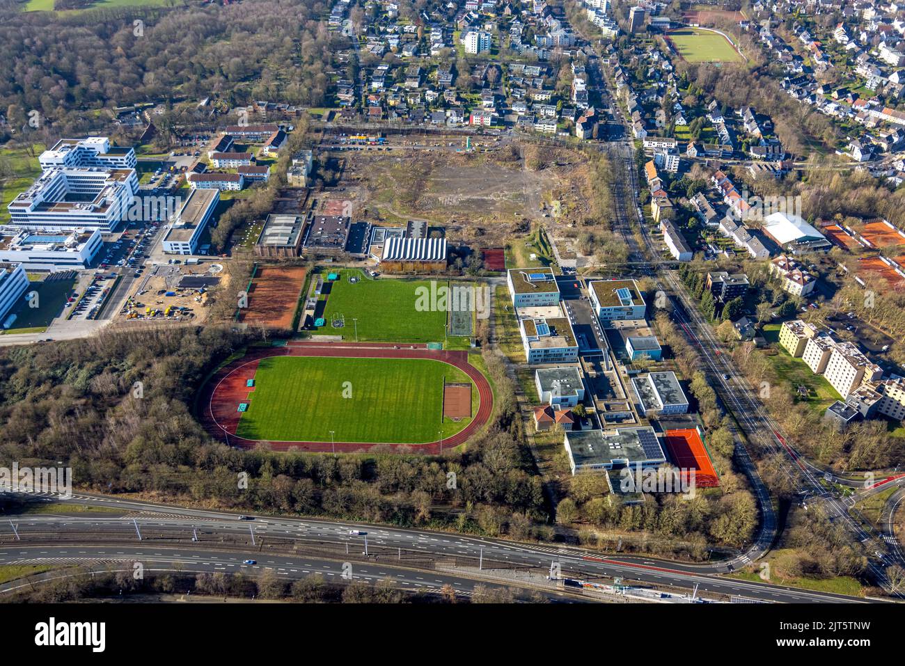 Luftaufnahme, Universität für Gesundheit und Fakultät für Sportwissenschaft mit Sportanlage sowie Baustelle Stiepeler Straße im Stadtteil Que Stockfoto