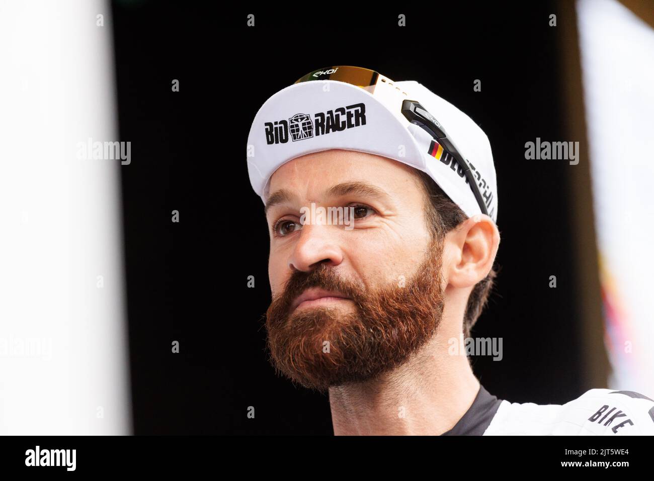 28. August 2022, Baden-Württemberg, Schiltach: Simon Geschke steht im Trikot der deutschen Nationalmannschaft auf einer Bühne. Die 4. und damit letzte Etappe der Deutschlandtour startet heute in Schiltach und endet in Stuttgart. Foto: Philipp von Ditfurth/dpa Stockfoto