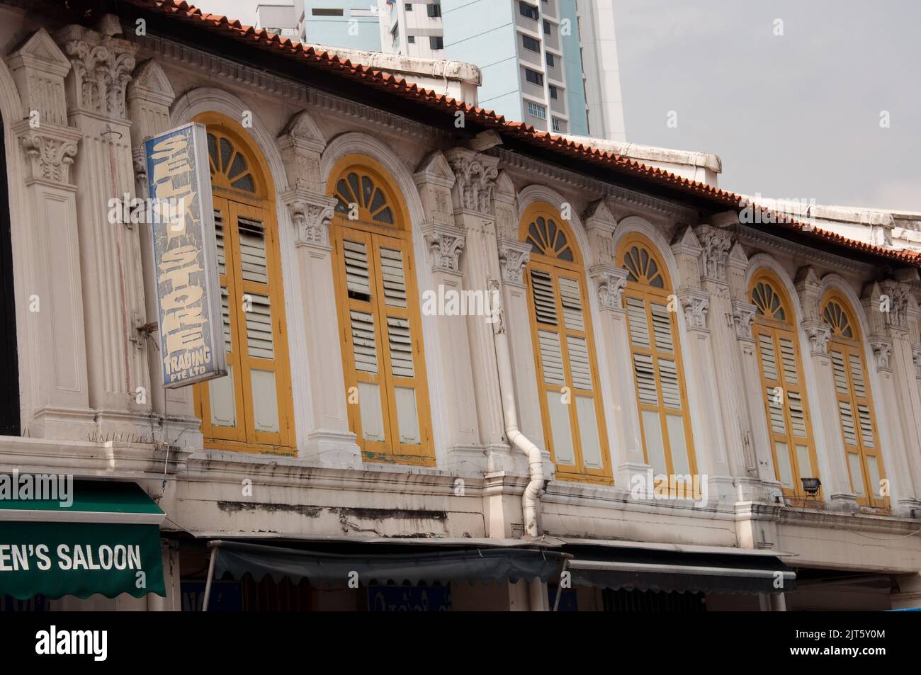 Ladenhäuser, Little India, Singapur. Diese Fensterläden gehören zum Hausteil, während sich der Laden darunter befindet. Diese Gebäude waren nicht gut intenkt Stockfoto