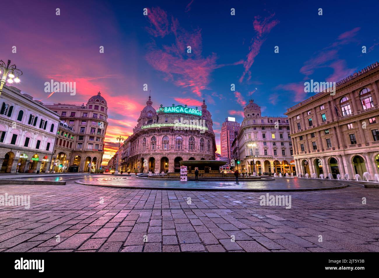 GENUA, ITALIEN - 30. DEZEMBER 2021: Piazza De Ferrari am Brunnen am Morgen. Stockfoto
