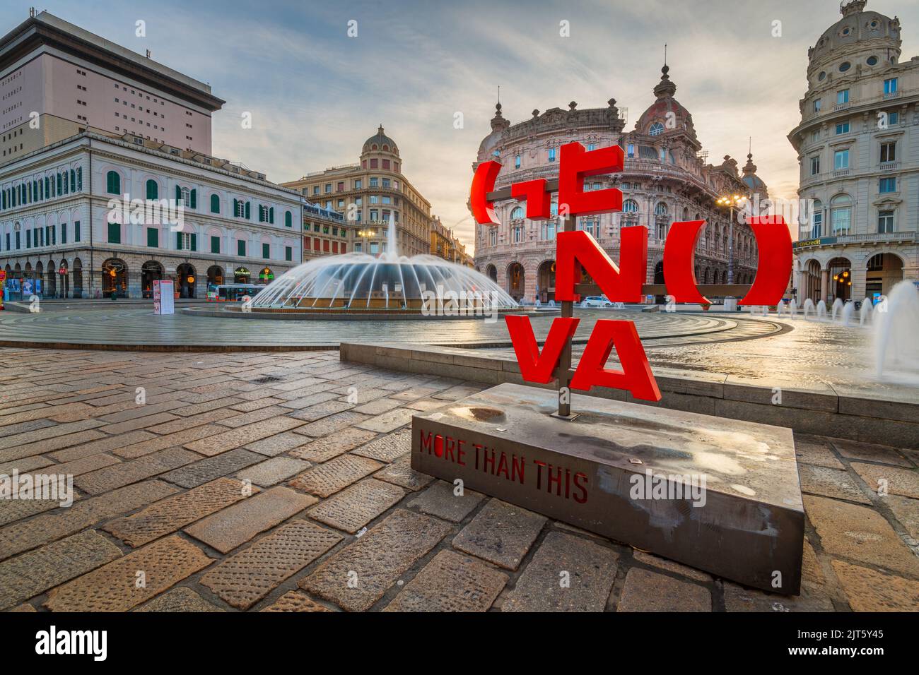 GENUA, ITALIEN - 30. DEZEMBER 2021: Piazza De Ferrari am Brunnen am Morgen. Stockfoto