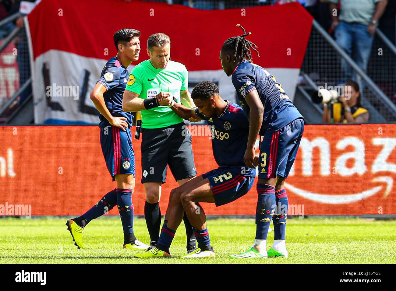UTRECHT, NIEDERLANDE - 28. AUGUST: Jurrien Timber von Ajax wird von Calvin Bassey von Ajax während des niederländischen Eredivisie-Spiels zwischen FC Utrecht und Ajax am 28. August 2022 in Utrecht, Niederlande, unterstützt (Foto: Ben Gal/Orange Picters) Stockfoto