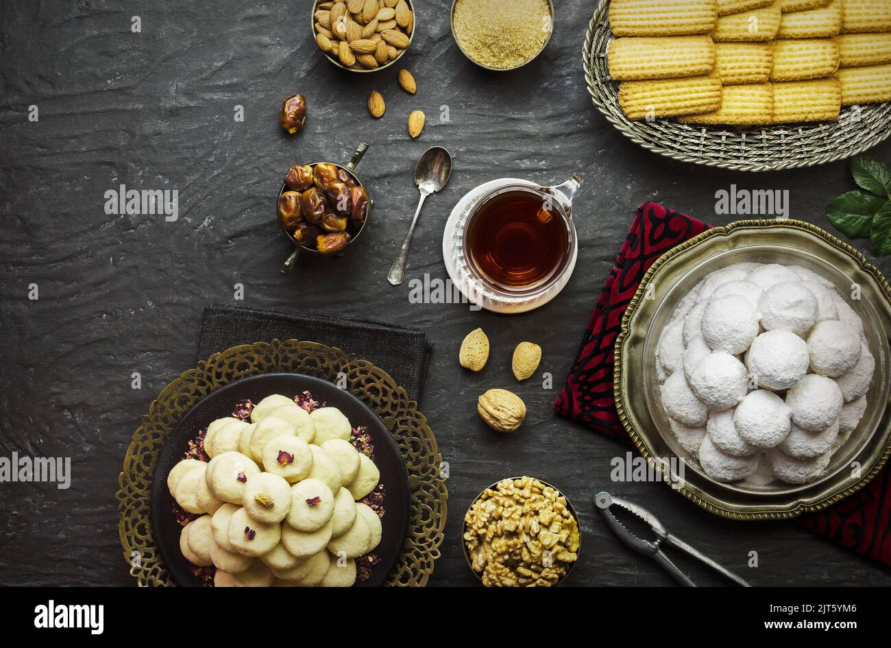 Cookies zur Feier des islamischen Festes El-Fitr (das Fest, das nach dem Ramadan kommt). Verschiedene Eid Al-Fitr Süßigkeiten (Kahk-Gorayeba-Kekse). Stockfoto