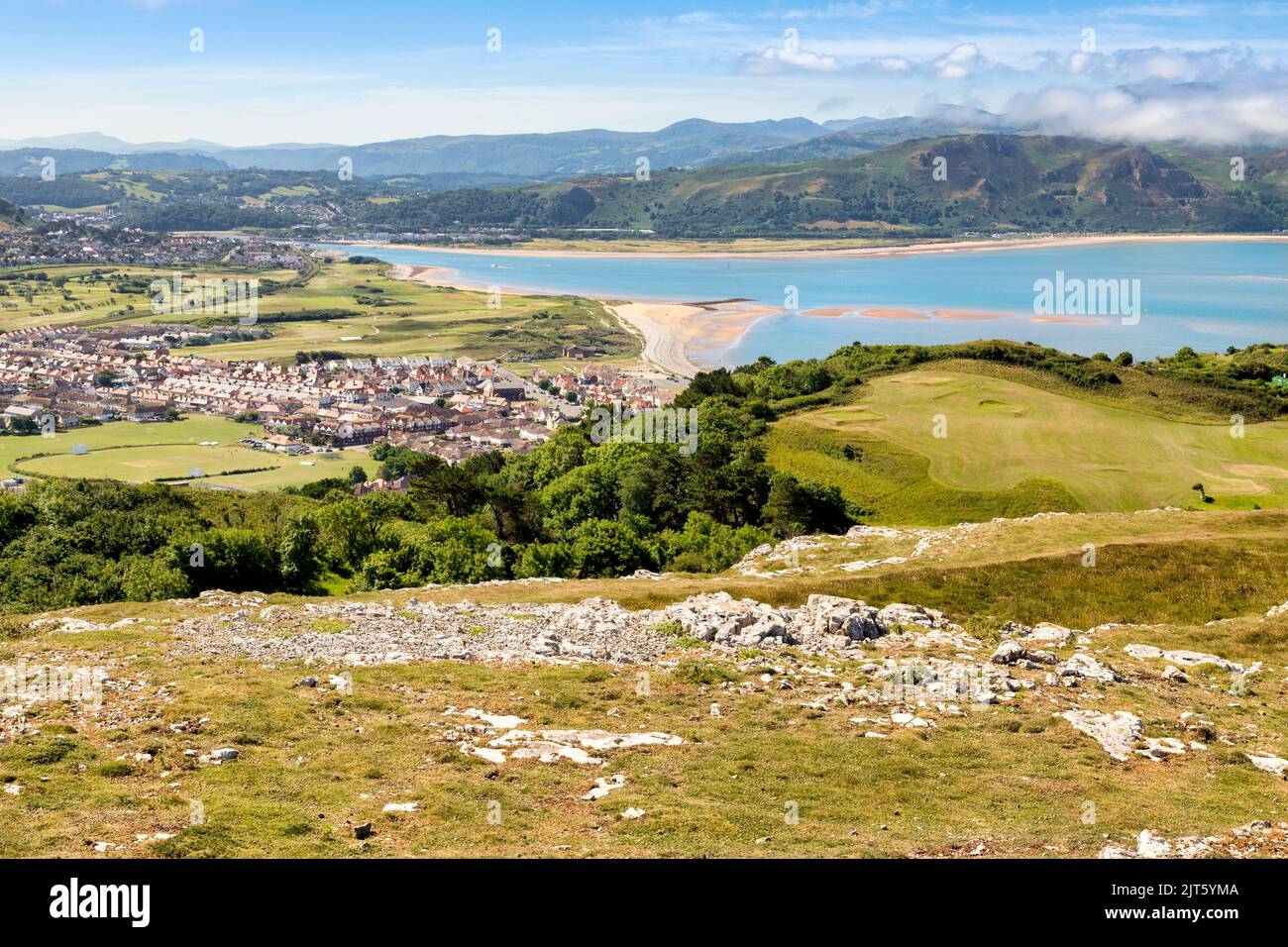 Llandudno West Shore von der Great Orme, mit Blick auf das Cricket-Oval, Golfplatz, Strand, Häuser, die Mündung des Conwy und die Berge von Snowdon Stockfoto