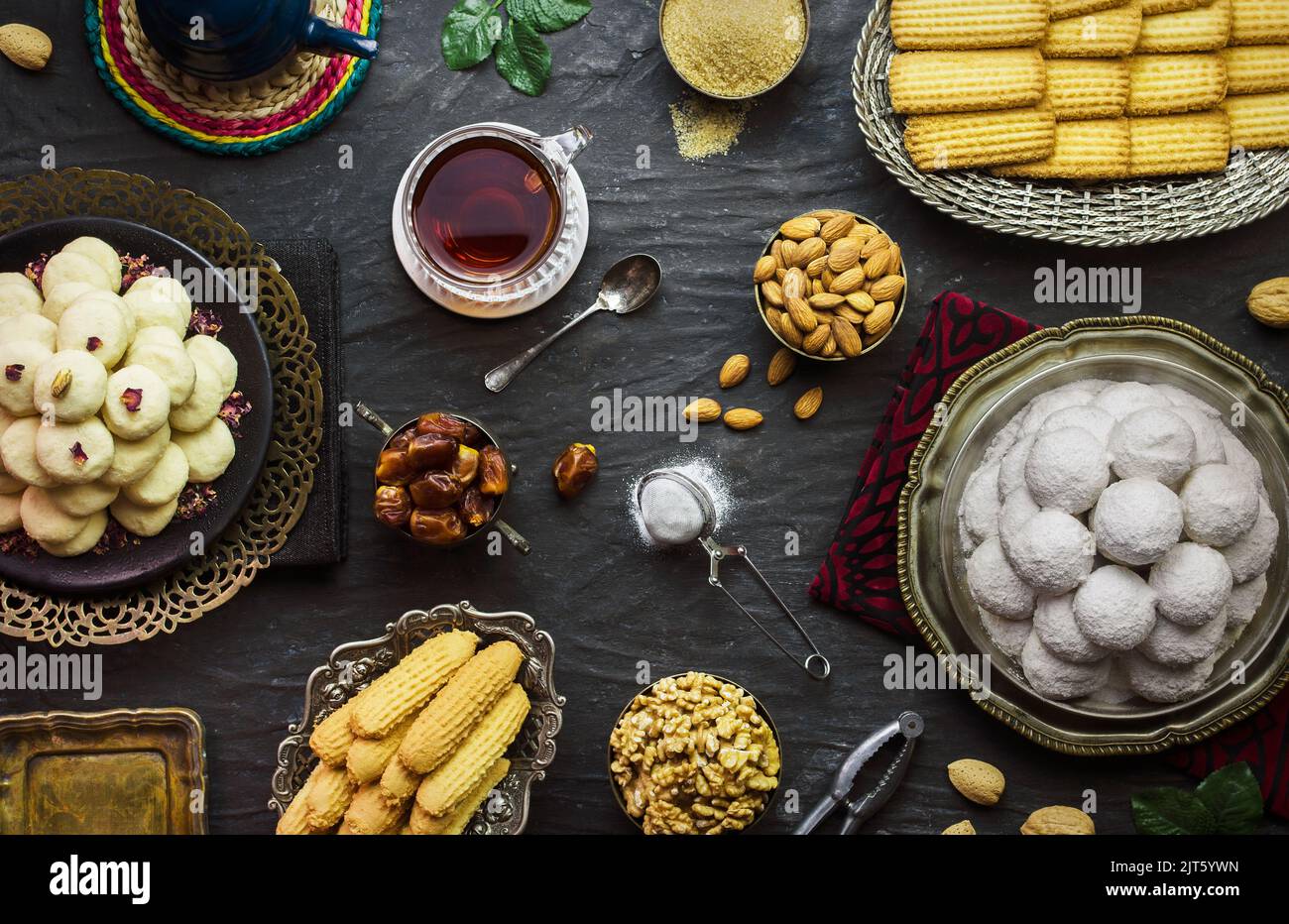 Cookies zur Feier des islamischen Festes El-Fitr (das Fest, das nach dem Ramadan kommt). Verschiedene Eid Al-Fitr Süßigkeiten (Kahk-Gorayeba-Kekse). Stockfoto