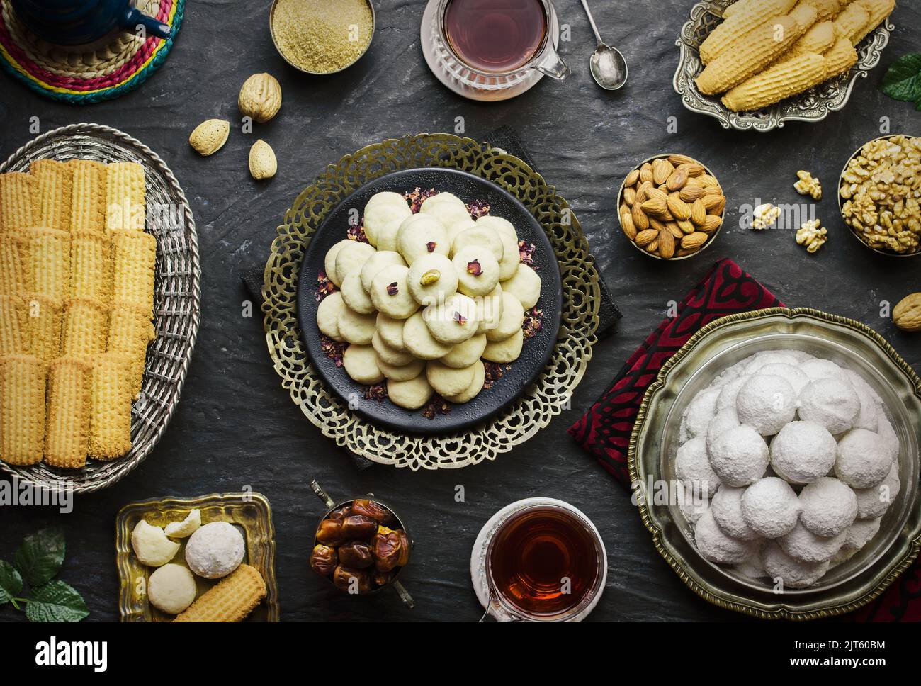 Cookies zur Feier des islamischen Festes El-Fitr (das Fest, das nach dem Ramadan kommt). Verschiedene Eid Al-Fitr Süßigkeiten (Kahk-Gorayeba-Kekse). Stockfoto