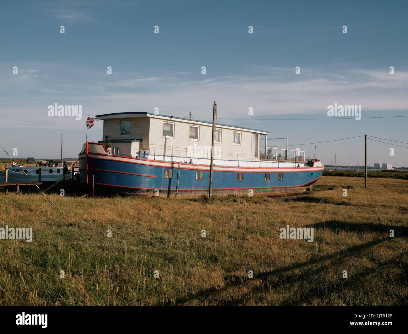 Die Sommer-Hausboot- und Niedrigwasser-Salzsumpflandschaft von West Mersea, Mersea Island, Essex, England, Großbritannien Stockfoto