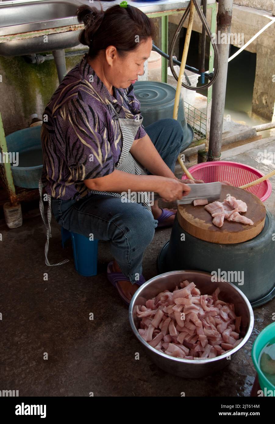 Frau, die Fisch vorbereitet, Restaurant, Tan Jetty, George Town, Penang, Malaysia, Asien. Tan Jetty ist eine der ältesten Siedlungen auf Penang und die meisten von Th Stockfoto