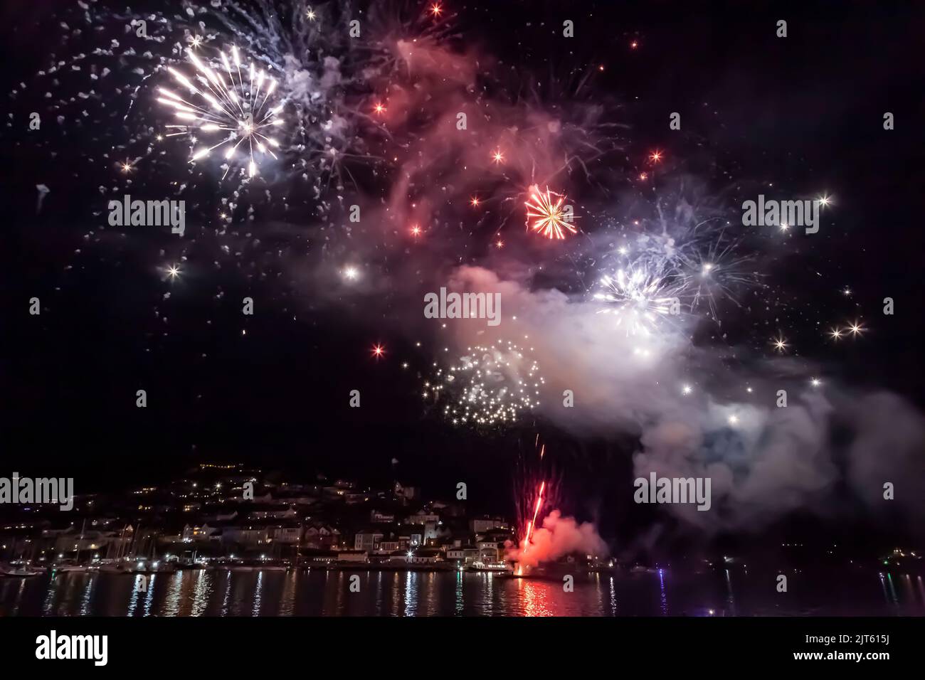 27. 2022. August: Spektakuläres Feuerwerk am Ende der Dartmouth Royal Regatta, auf dem River Dart zwischen Dartmouth und Kingswear, South Hams, Devon Stockfoto