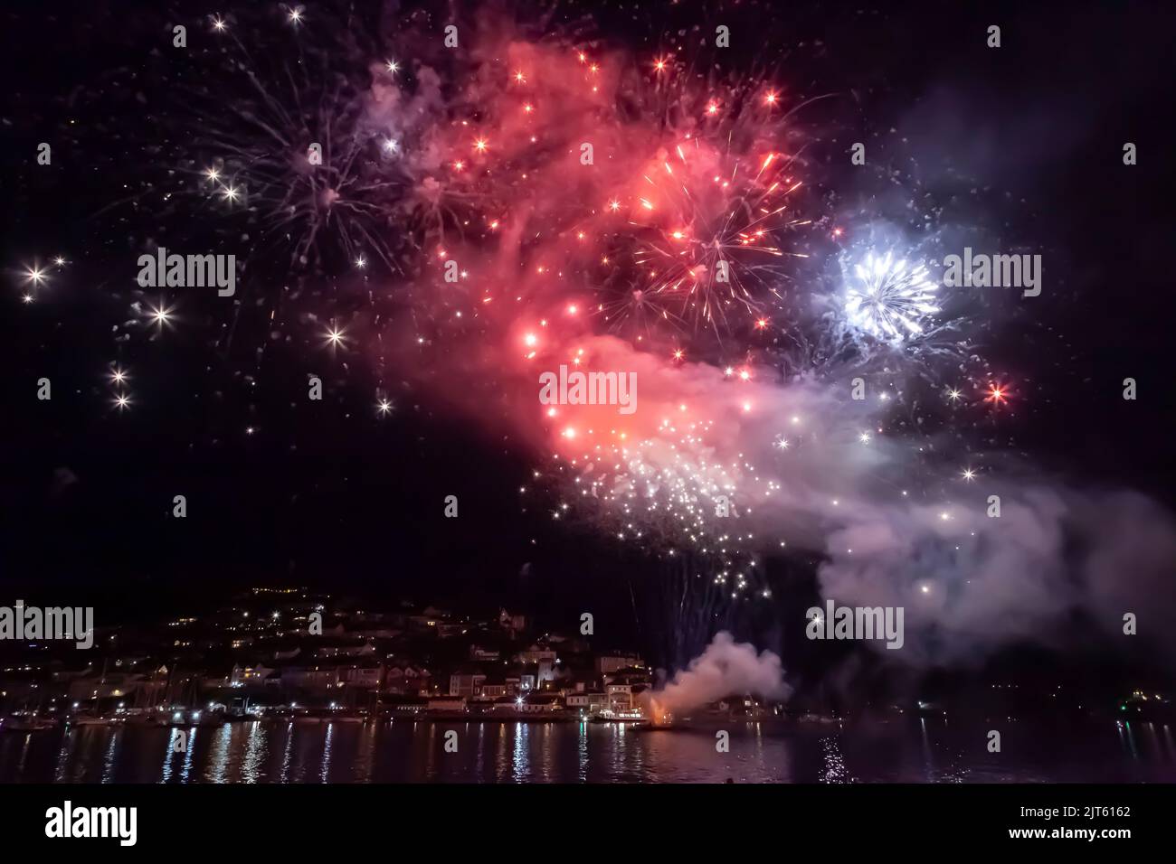 27. 2022. August: Spektakuläres Feuerwerk am Ende der Dartmouth Royal Regatta, auf dem River Dart zwischen Dartmouth und Kingswear, South Hams, Devon Stockfoto